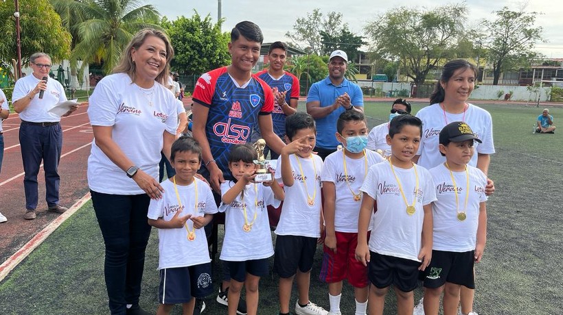 Concluye curso de fútbol ‘Niños en las canchas, no en las calles’ en Renacimiento de Acapulco