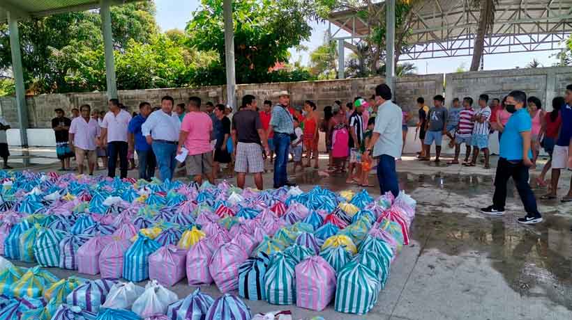 Entregan apoyos alimenticios a pescadores en Acapulco