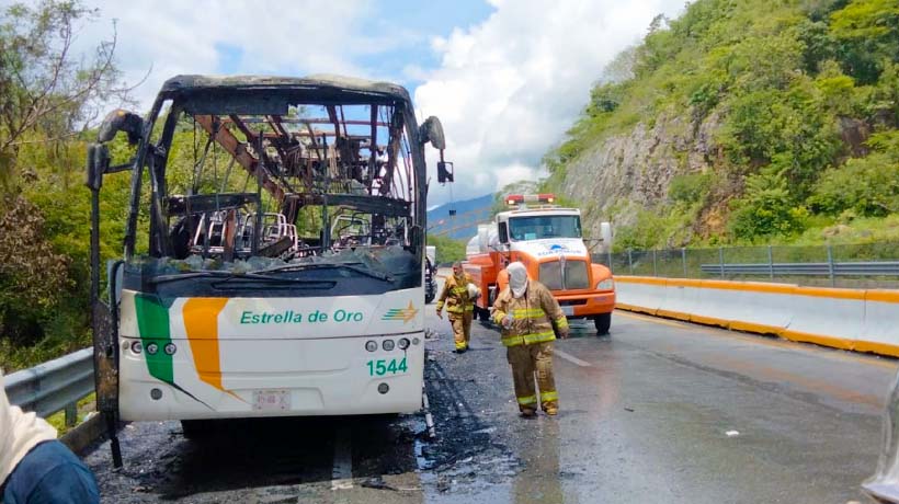 Se incendia autobús de pasajeros en Autopista del Sol