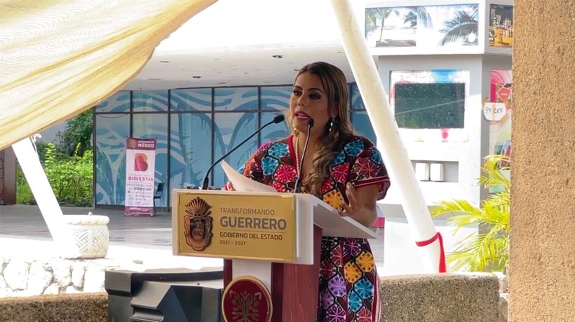 Entrega Evelyn Salgado tarjetas Bienpesca a productores de Guerrero