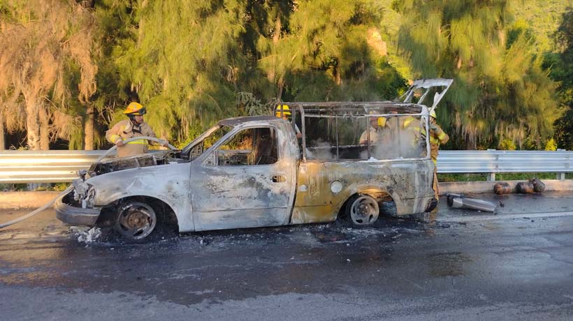 Se incendia camioneta en la autopista del Sol