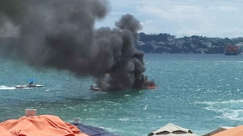 VIDEO: Se incendia lancha en playa Icacos de Acapulco