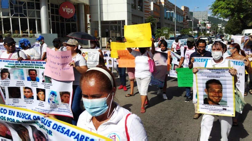 Marchan familiares de desaparecidos en Costera de Acapulco