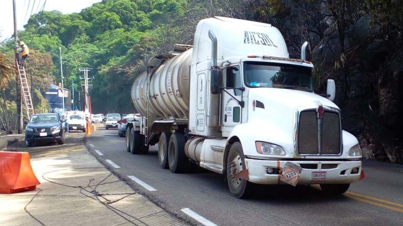 Escoltan patrullas a pipas de combustible en la Escénica de Acapulco