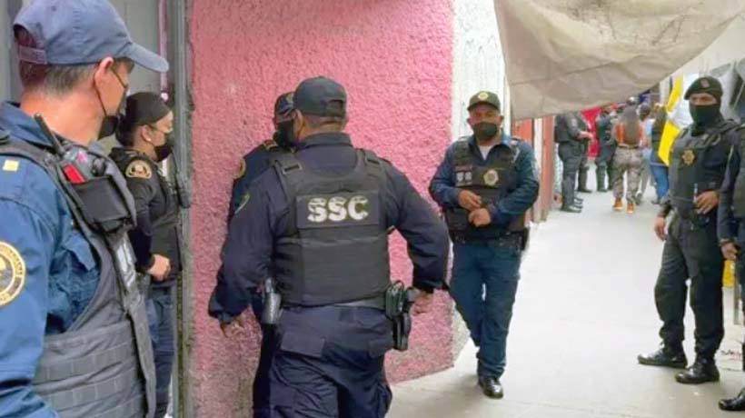 Acusan a policías de CDMX de sembrar droga y manosear a mujer en Tepito