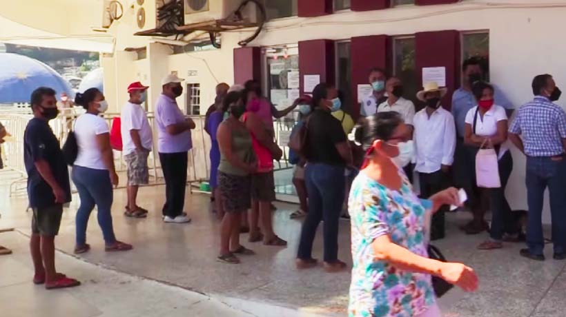 Esperan adultos mayores hasta cuatro horas de pie para poder pagar predial en Acapulco