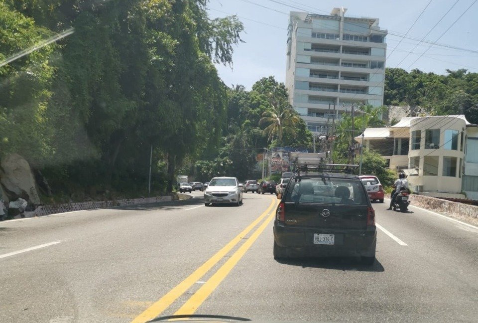 Protestan taxistas contra DiDi en la avenida Escénica