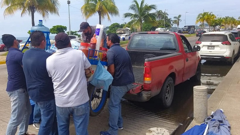 Retiran y multan a vendedores de raspados en Acapulco