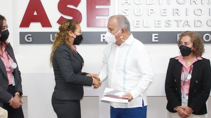 Recibe Sefina de Guerrero constancia de presentación del Informe Financiero Semestral 2022