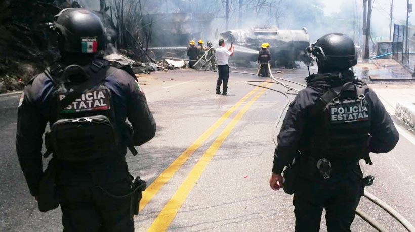 Toca al Ayuntamiento ordenar vehículos de carga en la Escénica: SSP Guerrero