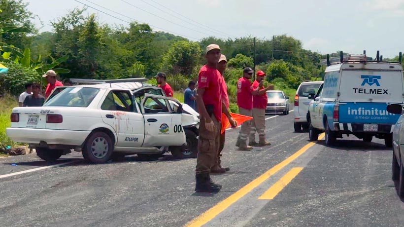 Chocan de frente taxi y coche en la Acapulco-Pinotepa