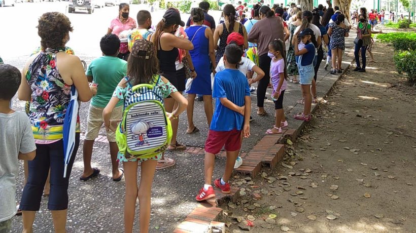 Con largas filas pero sin incidentes transcurre jornada de vacunación anticovid en Acapulco