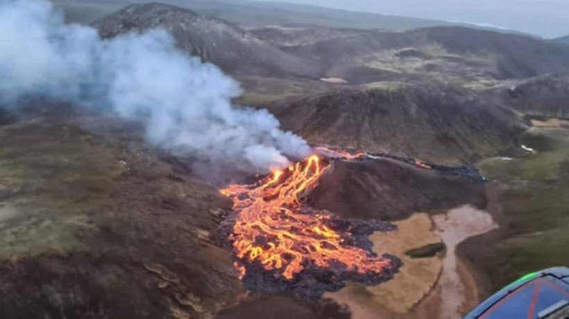 Hace erupción volcán en Islandia luego de registrarse 10 mil sismos