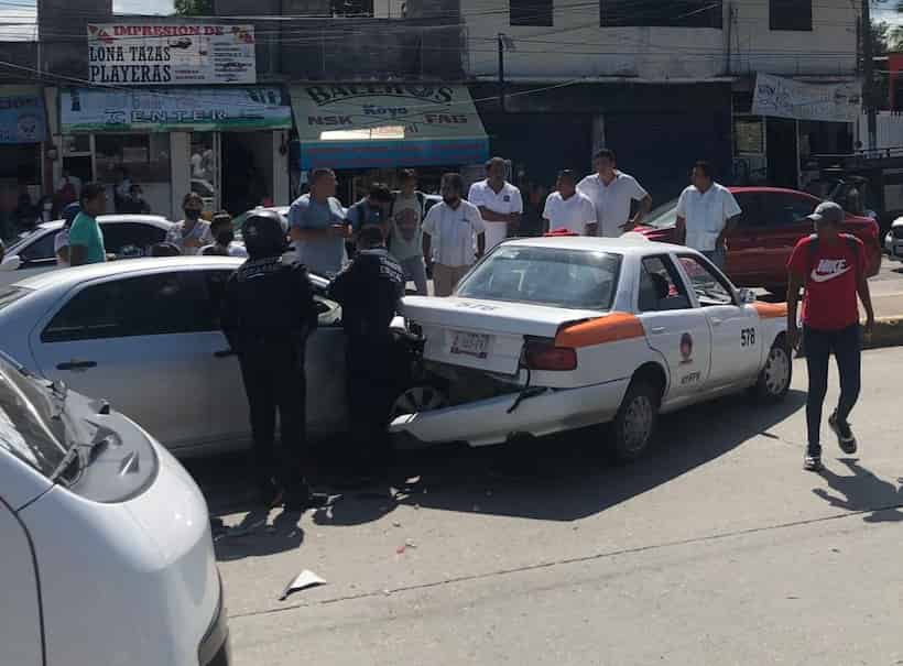 Accidente automovilístico frente al Tecnológico de Acapulco deja una mujer lesionada