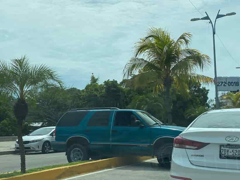 Camioneta queda atorada sobre un camellón en Acapulco