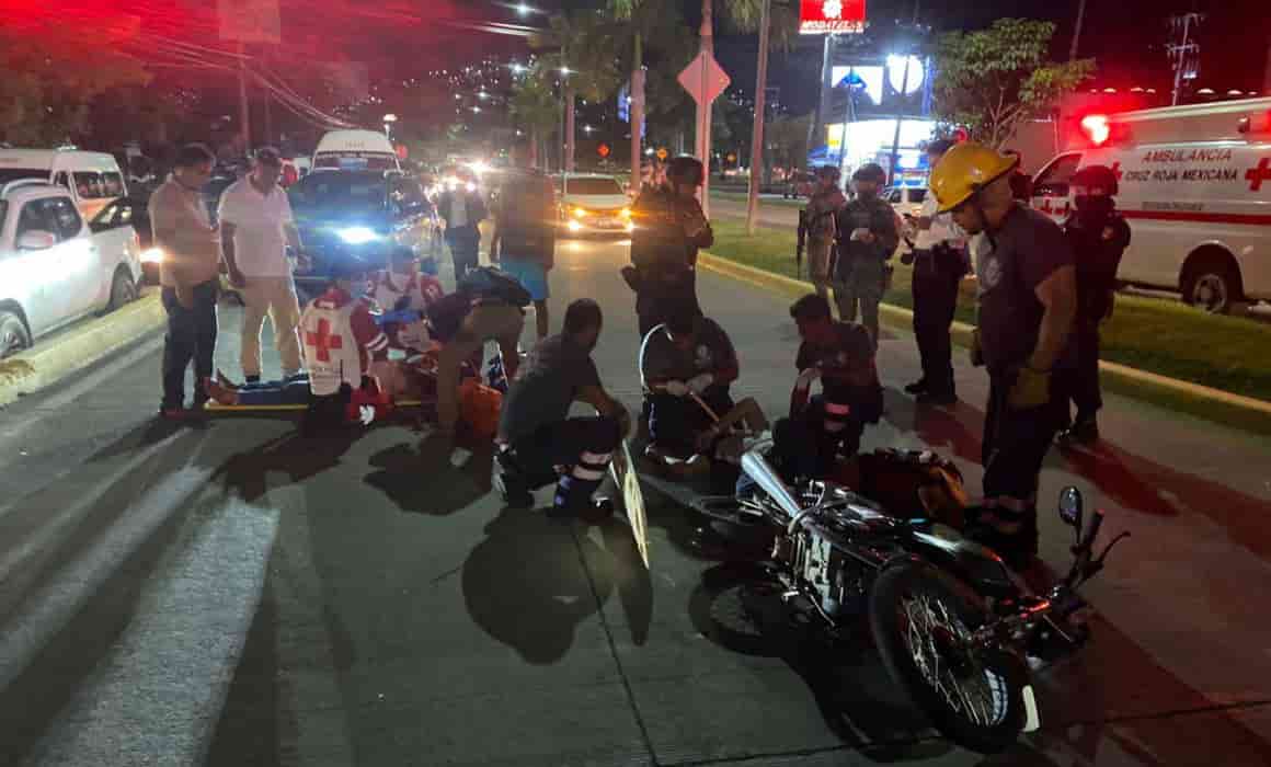 Motociclista atropella a peatón en Zihuatanejo; ambos resultaron heridos