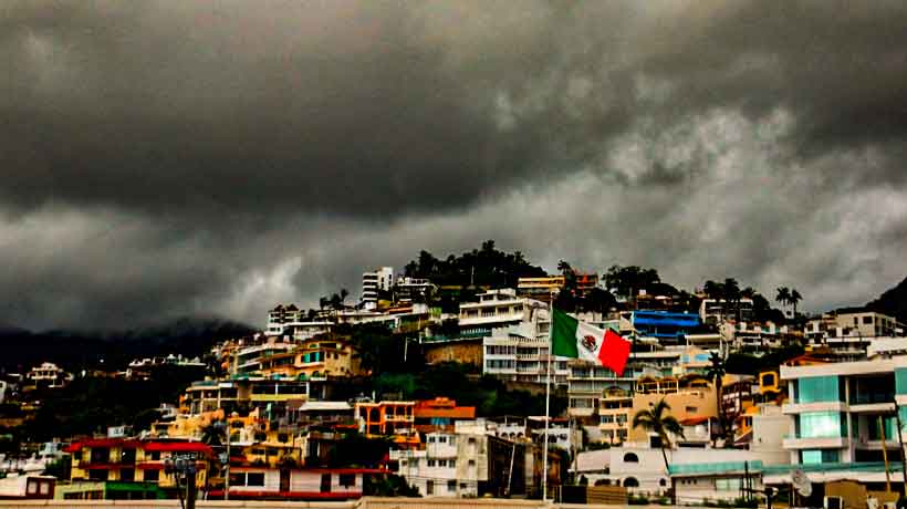 Llegan primeras lluvias a Acapulco y dejan varias colonias sin luz