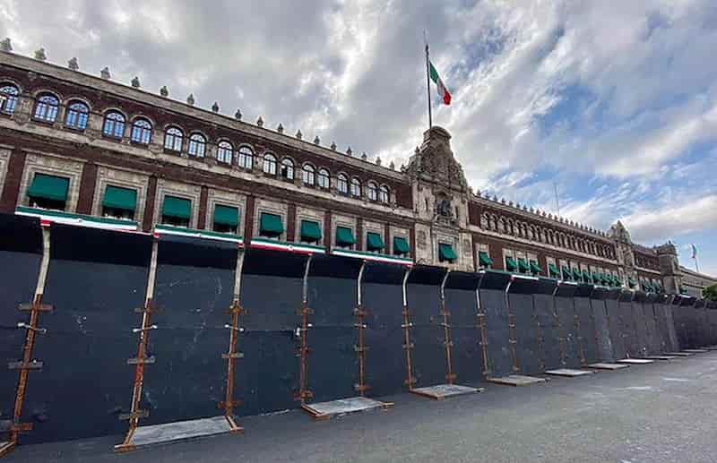 Blindan Palacio Nacional ante manifestaciones por aniversario del Caso Ayotzinapa