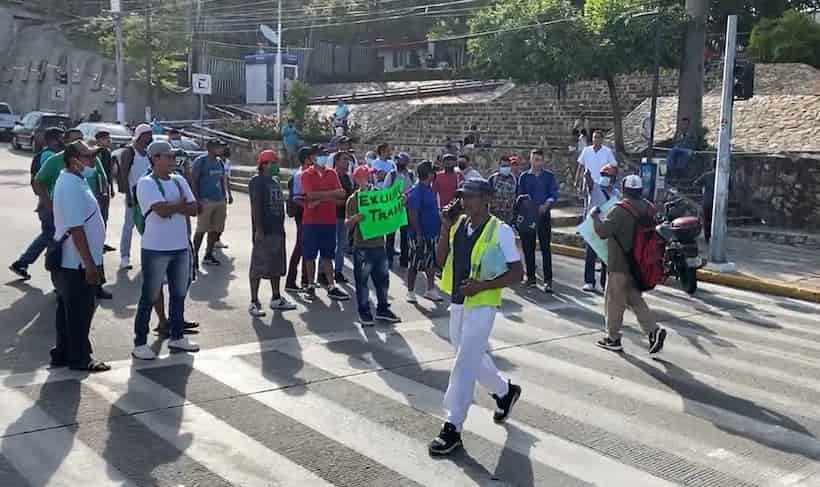 Bloquean voluntarios de Saneamiento Básico la avenida Cuauhtémoc de Acapulco