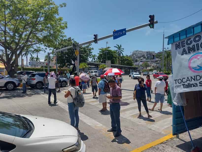 Bloquean trabajadores municipales la Costera de Acapulco; piden mejoras laborales