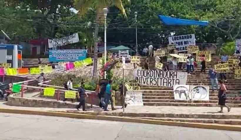 Protestarán todos los días hasta que los dejen ingresar a la UAGro, advierten rechazados