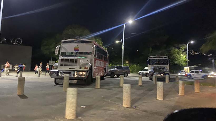Bloquean autobuses urbanos la avenida Costera de Acapulco