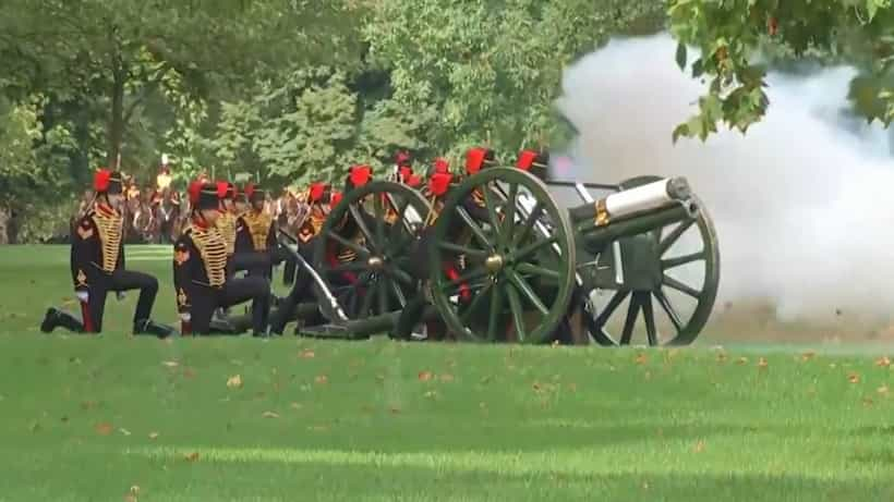 Con 96 cañonazos homenajean a la Reina Isabel II en Reino Unido