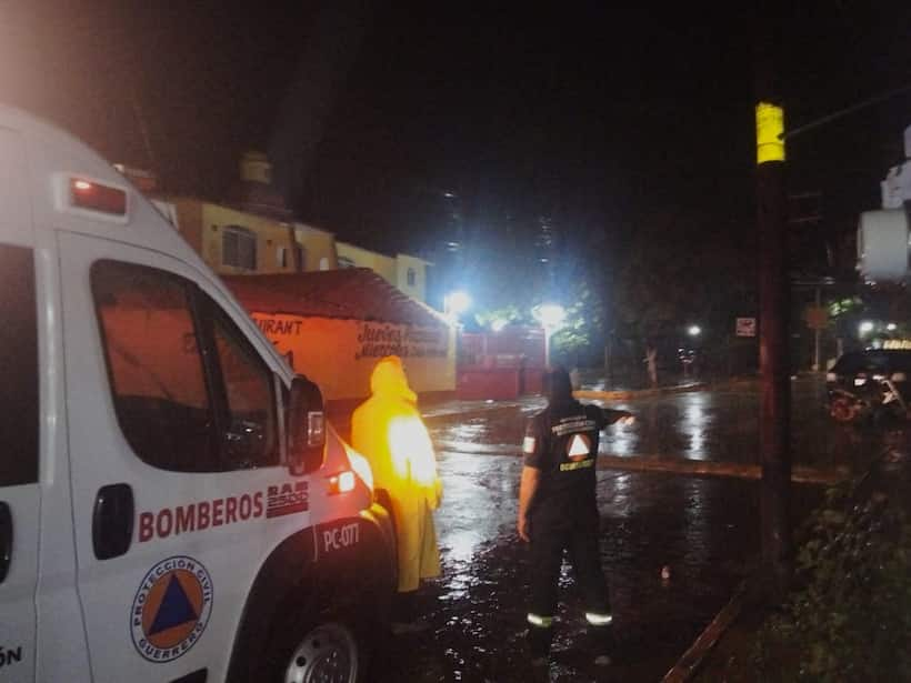 Inundaciones y arrastre de vehículos entre daños por lluvias en Acapulco