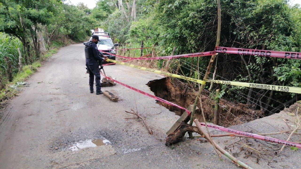 Se deslava camino en la zona rural de Acapulco