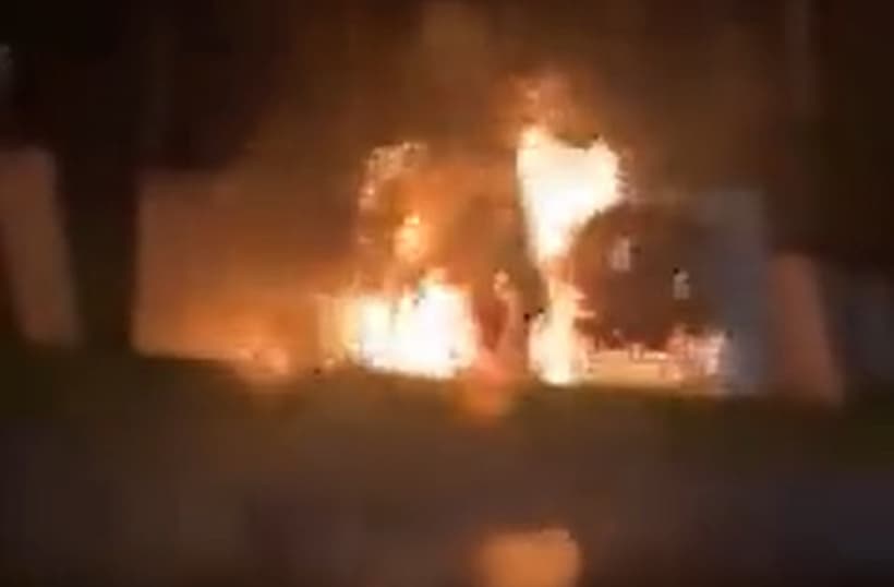 Hombres incendian el antimonumento a los 43 en Chilpancingo