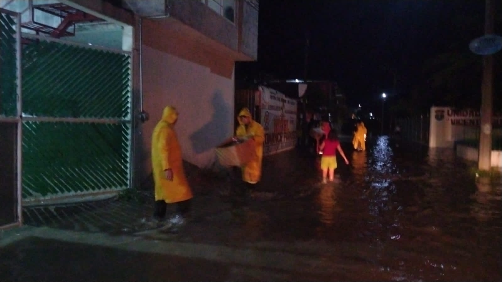Trasladan a familias afectadas por inundaciones en Tixtla a refugios temporales