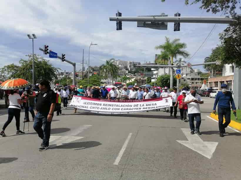 Marchan CETEG y CNTE en la Costera de Acapulco