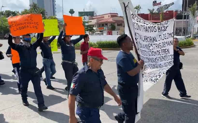 Marchan bomberos en Acapulco; exigen mejores condiciones de trabajo
