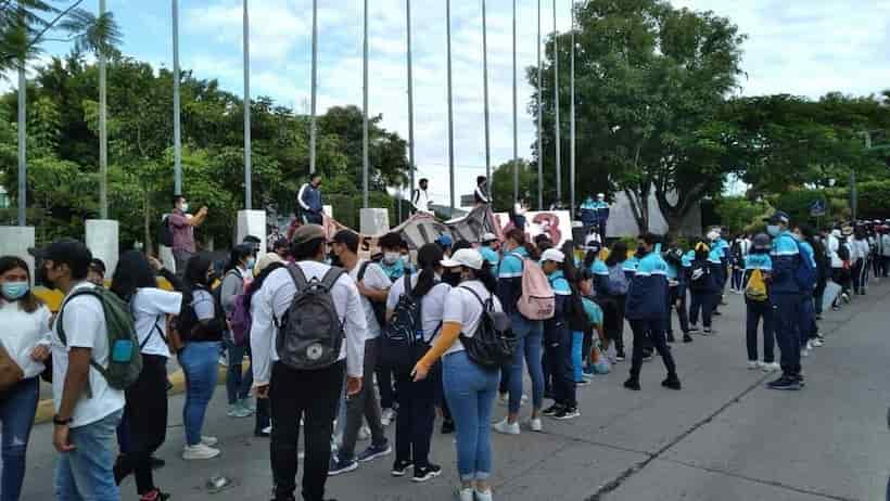 Marchan normalistas en Chilpancingo; exigen justicia por los 43 de Ayotzinapa