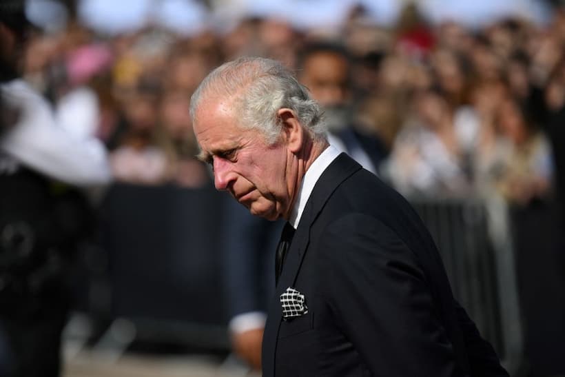 “Dios salve al Rey”: Multitud recibe a Carlos III a su llegada al Palacio de Buckingham