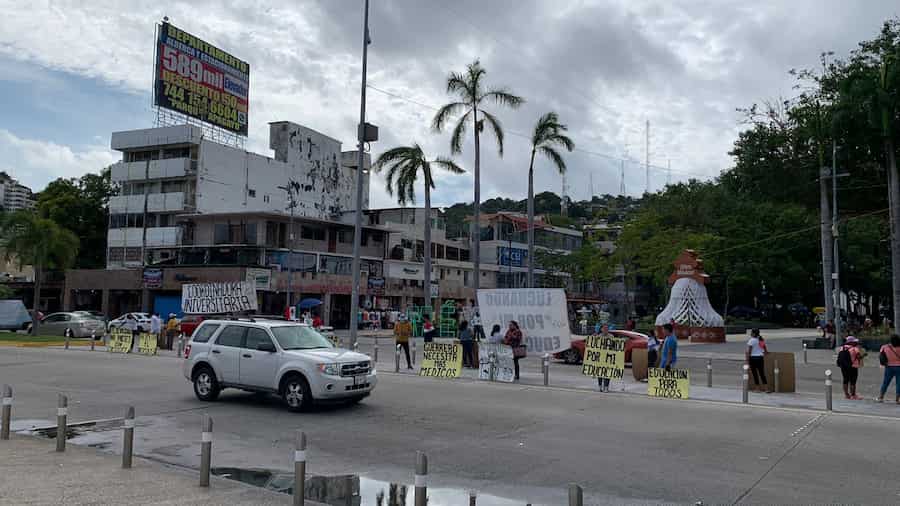 Protestan rechazados de la UAGro en el Zócalo de Acapulco