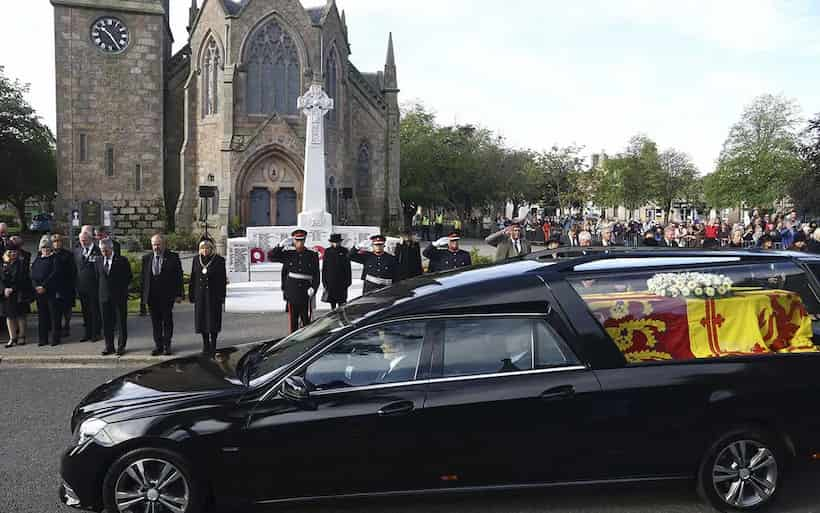 Trasladan restos de la Reina Isabel II de Balmoral a Edimburgo