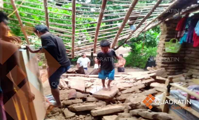 Resultan lesionados una mujer y su hijo en Ometepec; su techo se desplomó