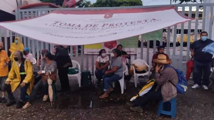 Toman ex zona militar de Acapulco; trabajadores de la alcaldía exigen mejoras laborales