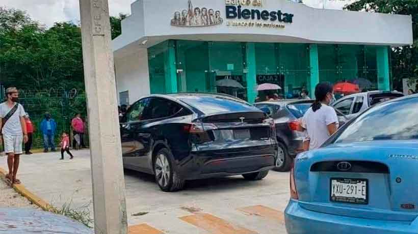 Captan Tesla de 3 millones de pesos afuera de Banco del Bienestar