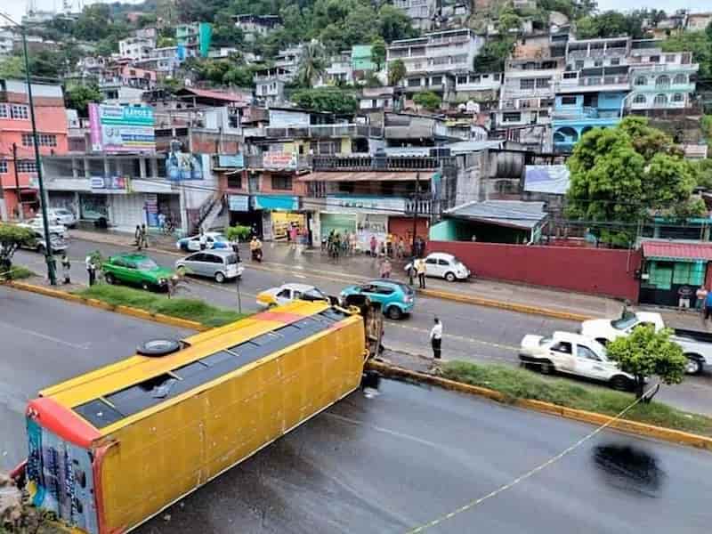 Vuelca urbano en la Acapulco-México; una persona murió y 10 resultaron heridas