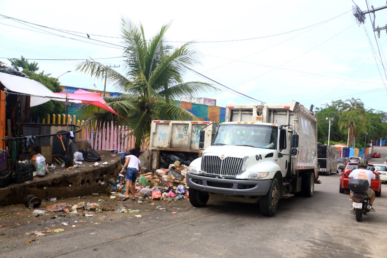 Retiran de las calles de Acapulco más de 300 toneladas de basura