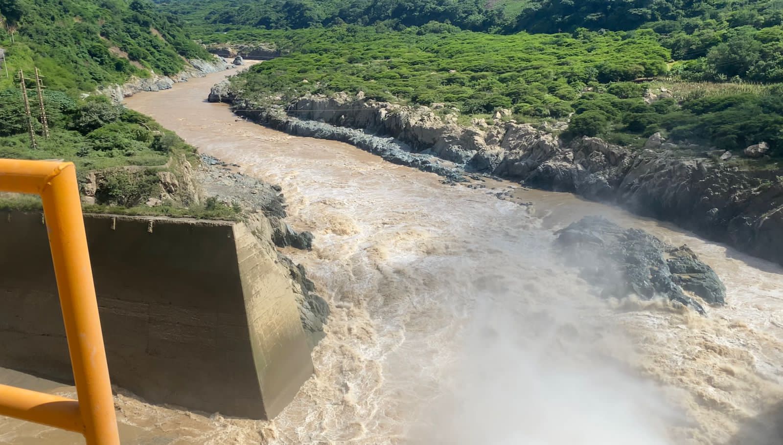 Anuncian corte parcial de agua en Acapulco por arrastre de basura