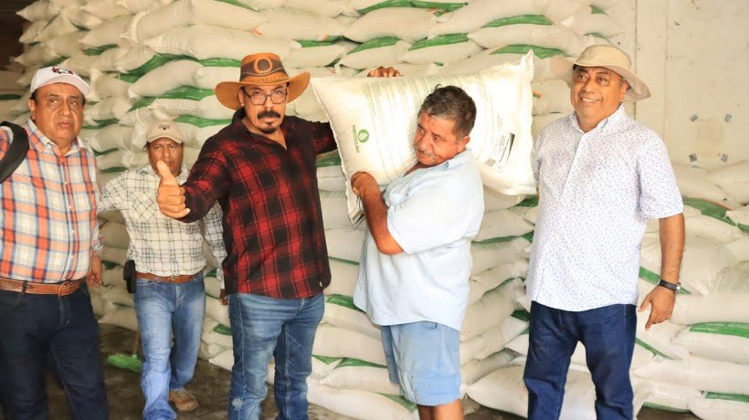 Reciben apoyos agricultores y ganaderos de Costa Chica de Guerrero