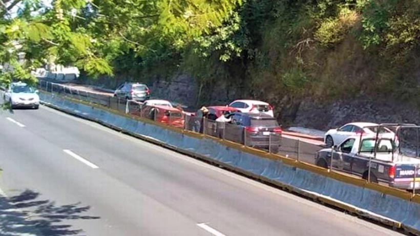 Arrojan cuerpo desde auto en movimiento en la autopista del Sol