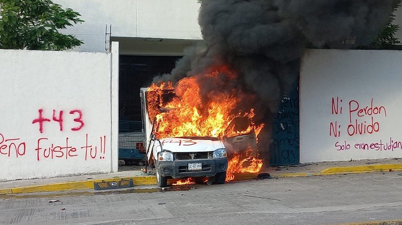 Normalistas incendian camiones en Palacio de Justicia de Iguala
