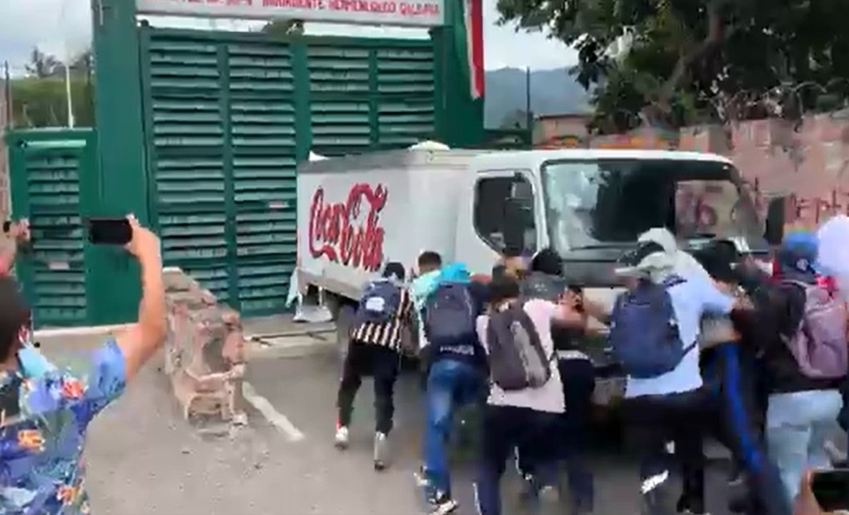 Vandalizan normalistas la 35 Zona Militar en Chilpancingo