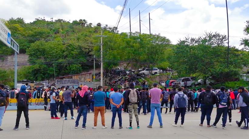Bloquea Ayotzinapa autopista del Sol en Chilpancingo