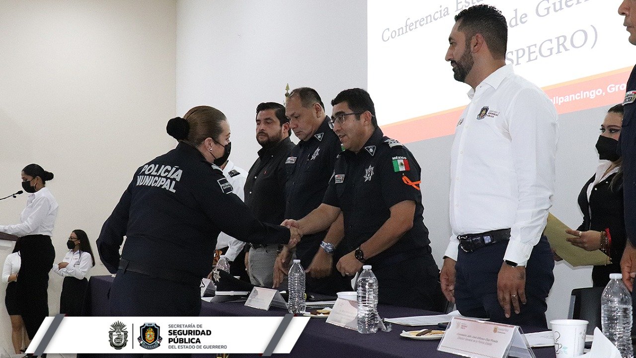 Entregan constancias de capacitación a 450 policías municipales de Guerrero