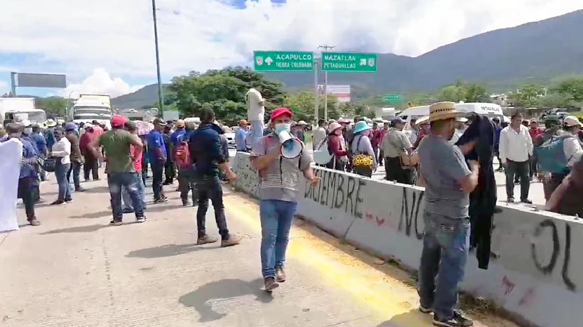 Bloquean autopista del Sol en Chilpancingo; exigen carreteras